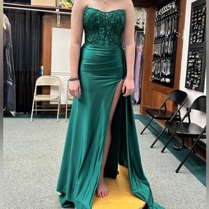 Selling because i got a different dress!